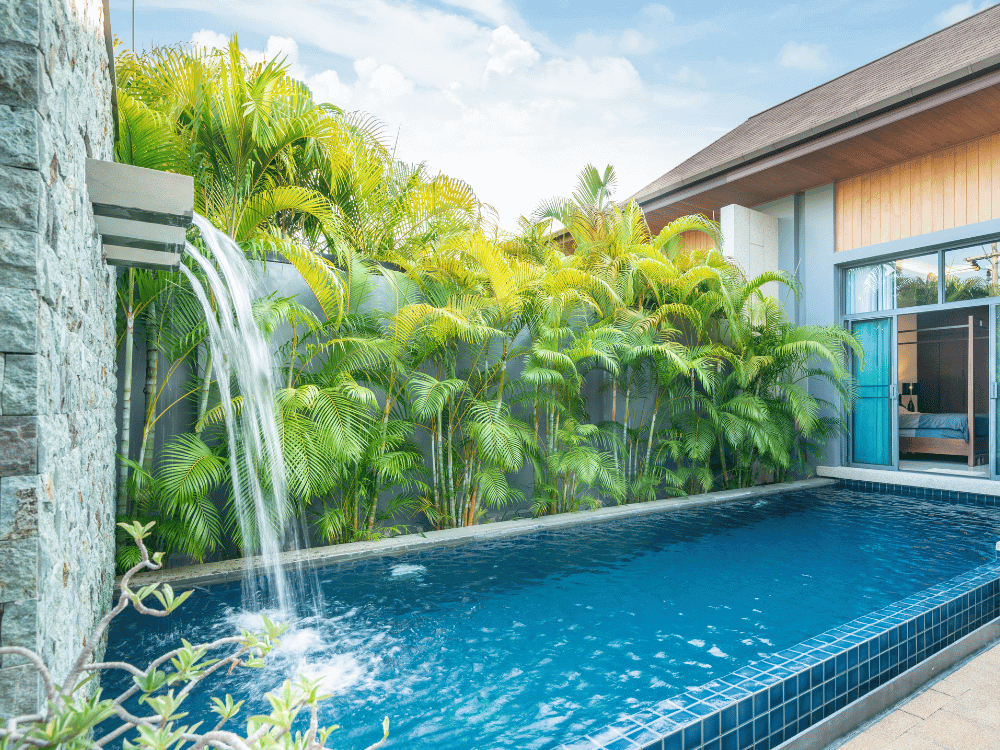 photo d'une piscine avec cascade en métal